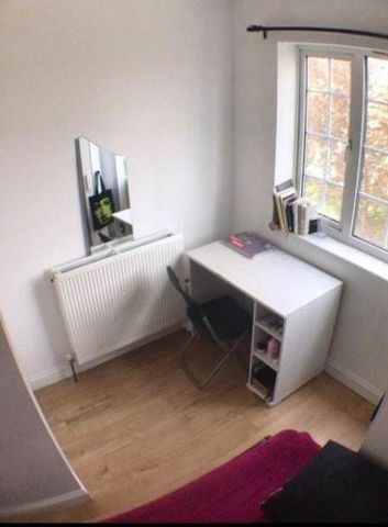Room in a Shared Flat, Barons Court, NW9 - Photo 3