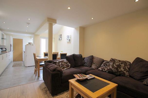4 bedroom terraced house to rent - Photo 1