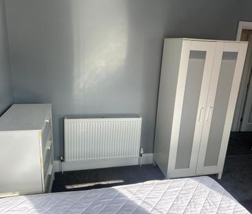 2 bedroom end of terrace house to rent - Photo 5