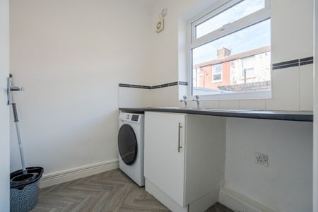 4 Bed Terraced House, Bishop Road, L6 - Photo 2