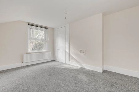 4 bedroom house in London - Photo 3