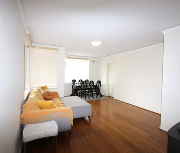 FURNISHED 2-bedroom apartment. 400-meter, easy walk to Chatswood tr... - Photo 2