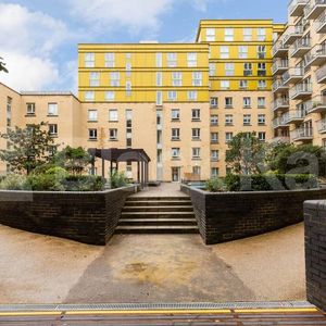 1 bedroom property located within a secure building with concierge - Photo 2