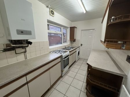 3 Bedroom Terraced - Photo 2