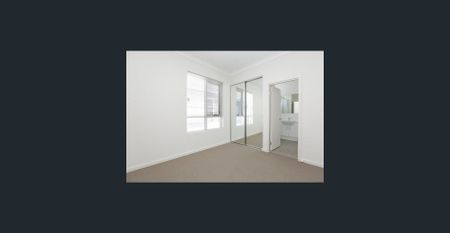 MODERN UNFURNISHED FIRST FLOOR APARTMENT - Photo 2