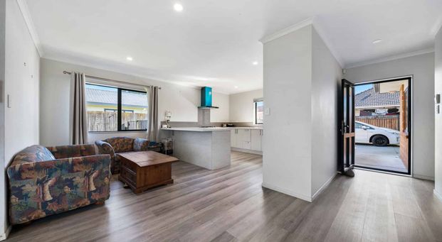 Modern, Fully-Fenced Family Home in Papakura - Available Now! - Photo 1