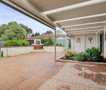 EFFORTLESS ENTERTAINING IN THE LAKES ESTATE - Photo 3