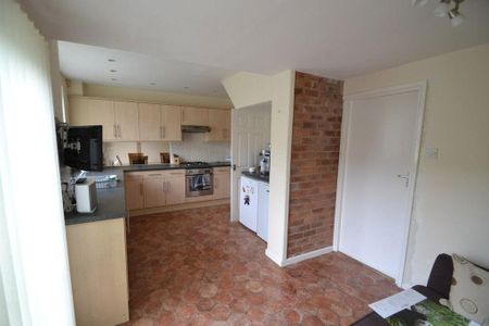 3 bedroom semi-detached house to rent - Photo 2