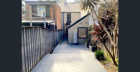 A sophisticated & charming terrace with rear lane access + parking | Prime city fringe location - Photo 2