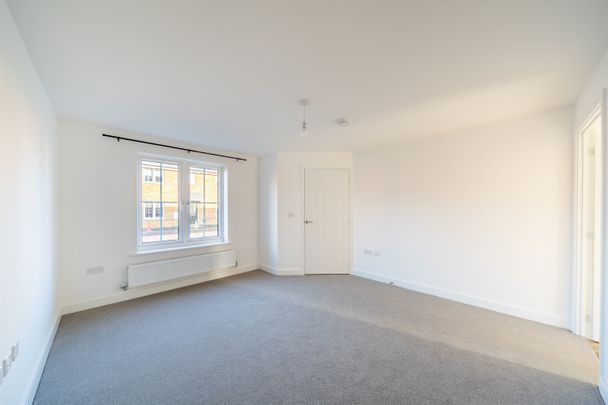 Bunting Crescent, NG13 - Photo 1