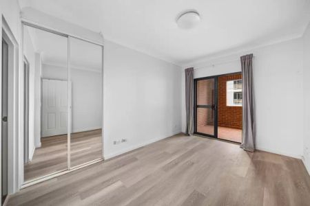 Spacious two-bedroom apartment in the heart of Dulwich Hill - Photo 3