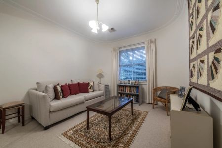 Charming Cottage Nestled Amid Tall Trees and Picturesque Gardens - Photo 3