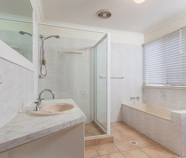 Spacious Family Home! - Photo 5