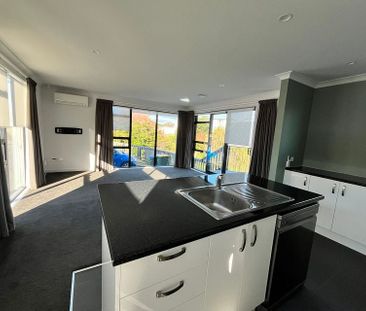 Modern Comfort by the Coast – 3-Bedroom Gem - Photo 2