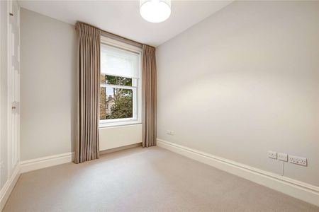 A recently refurbished first floor flat (with lift) in this period block on Sloane Square. - Photo 5