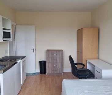 Studio Flat, Sunny Gardens Parade, NW4 - Photo 2