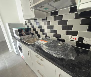 Self contained studio flat ideal for working couples- - Photo 3