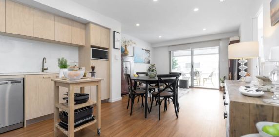 Immaculate Top Floor Apartment - Photo 2