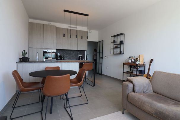 Gemeubeld appartement met autostaanplaats op het Eilandje - Photo 1