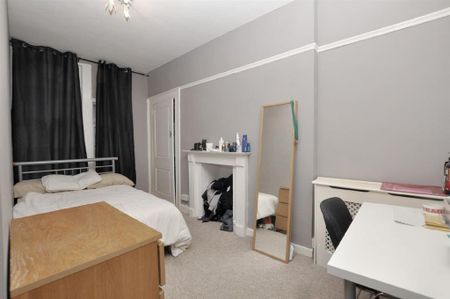 3 bedroom flat to rent - Photo 3