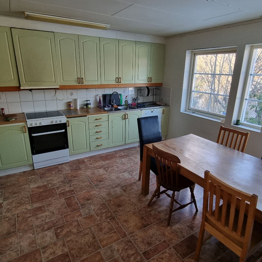 Praktisk och centralt belägen villa med 7 sovrum - Foto 1