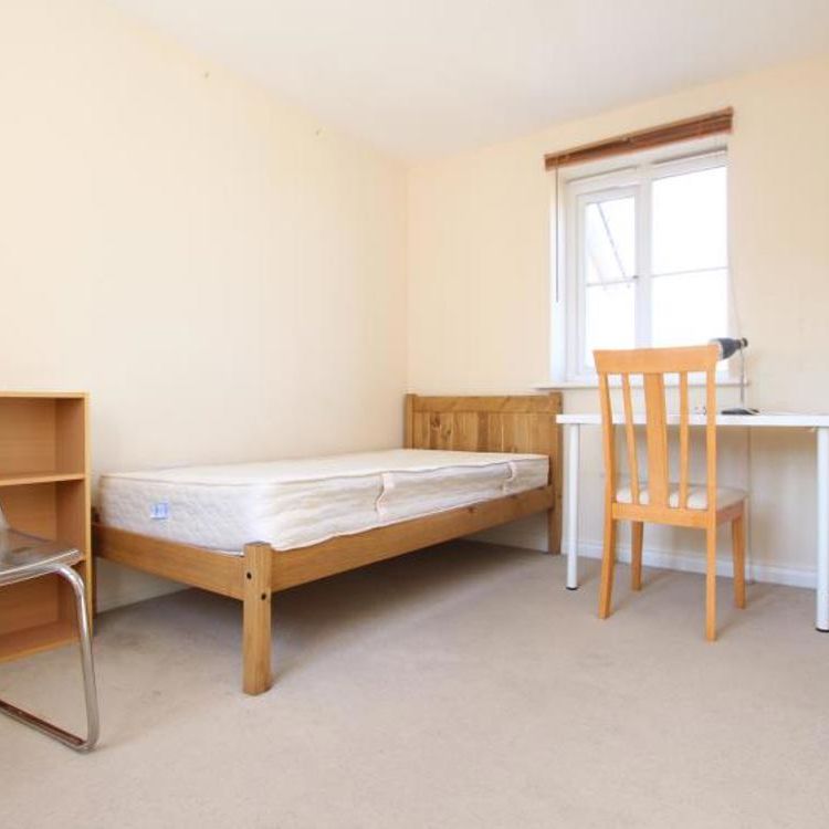 A 5 bedroom furnished student house with bills excluded. Close to UWE, available in August. - Photo 1