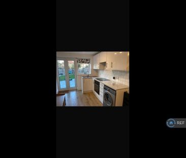 1 bedroom in a house share to rent - Photo 2