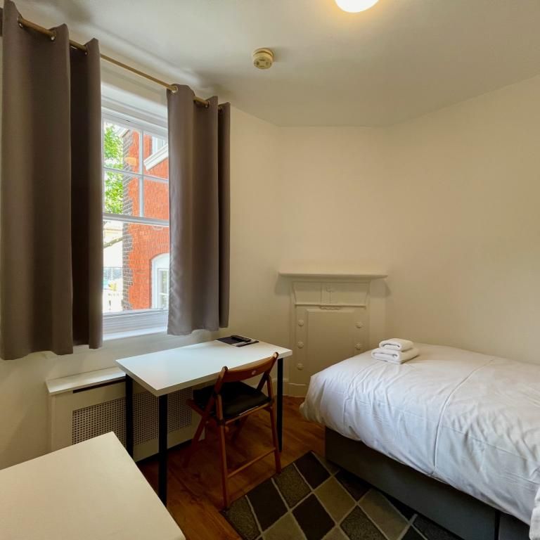 Flat 406 Fulham Palace Road, Fulham W6 9HH - Photo 1