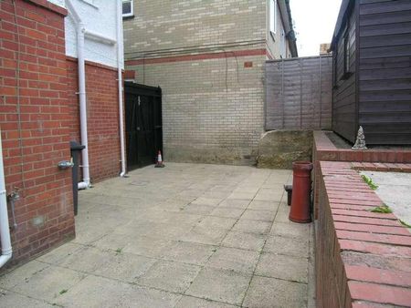 Bedroom Detached House In Winton, BH9 - Photo 4