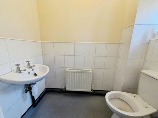 4 bedroom House To Let Total Size: 413 SQ FT - Photo 1