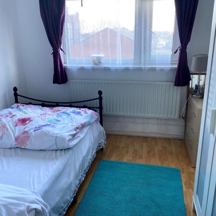 3 Bed Flat, Wakelin Road, E15 - Photo 1