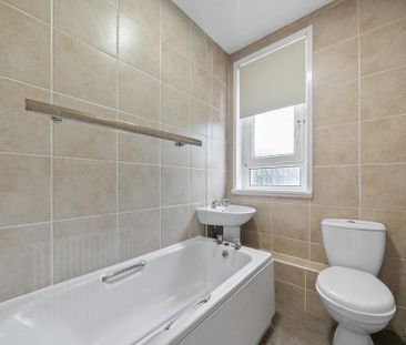 3 bedroom flat to rent - Photo 3