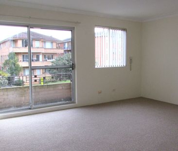 Renovated 2 Bedroom Apartment with lock up garage - Photo 5