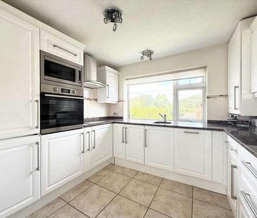 Estuary Views * Kings Keep, Chalkwell, SS0 - Photo 3