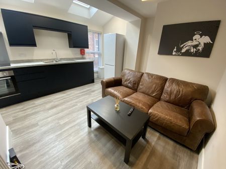 3 bed Apartment for Rent - Photo 3