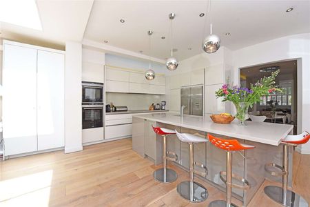 A large well presented seven bedroom family home in sought after East Sheen Avenue - Photo 3