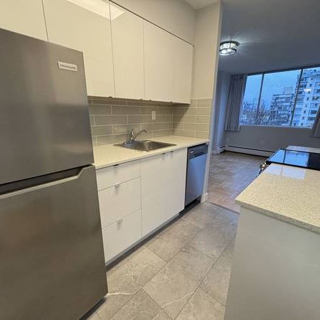 1 Bed 1 Bath Near Downtown, English Bay Sunset Beach, Stanley Park - Photo 4