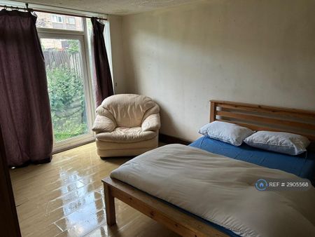 1 bedroom in a house share to rent - Photo 4