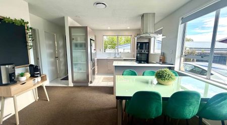 FULLY FURNISHED IMMACULATE FAMILY HOME - Photo 4