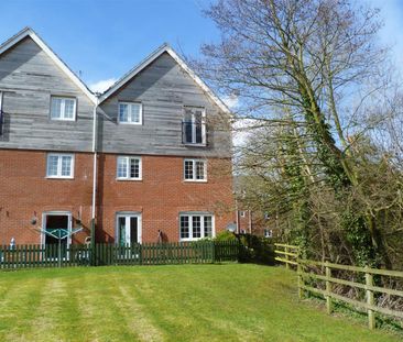 2 bedroom Flat To Let - Photo 2