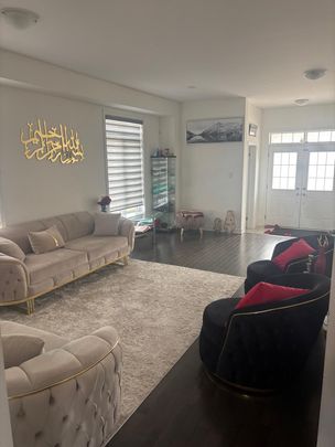 For Lease - 2300 Grainger Loop, Innisfil, Ontario - Photo 1