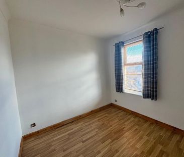 3 bedroom flat to rent - Photo 4