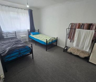 3 bedroom end of terrace house to rent - Photo 3