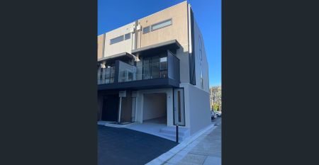 $530/w Almost New Triple Level Townhouse Great Location - Photo 5