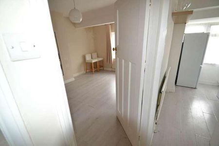 Langdale Gardens, Perivale, UB6 - Photo 3