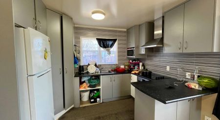 Ideal Family Living with Versatile Options! - Photo 3