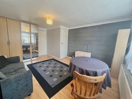 Wells Gardens, Elm Park, RM13 7LU, Property for rent - Photo 5