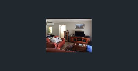 GREAT 4 BEDROOM FAMILY HOME NEXT TO RESERVE- Small pet negotiable - Photo 4