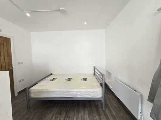 Selhurst Road, London SE25 - Photo 1