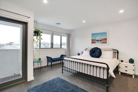 GRAND IN SIZE AND QUALITY - 4 BEDROOM PLUS STUDY - Photo 5